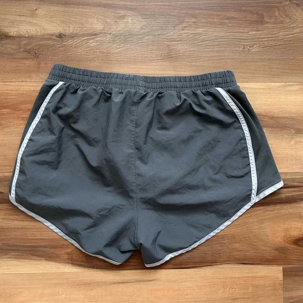 Under Armour Heat gear Womens Medium Gray Elastic Waist Lined Running Shorts‎